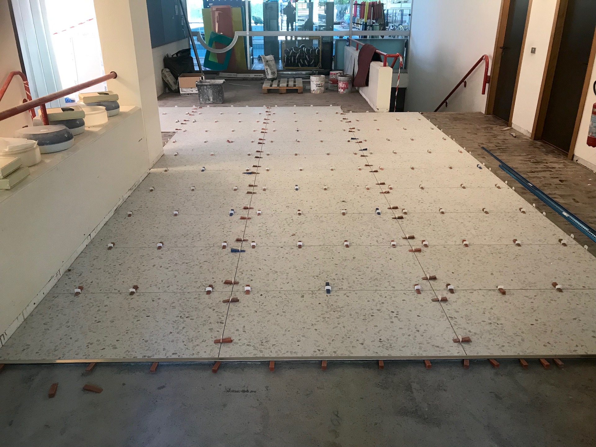 Laying of large format tiles