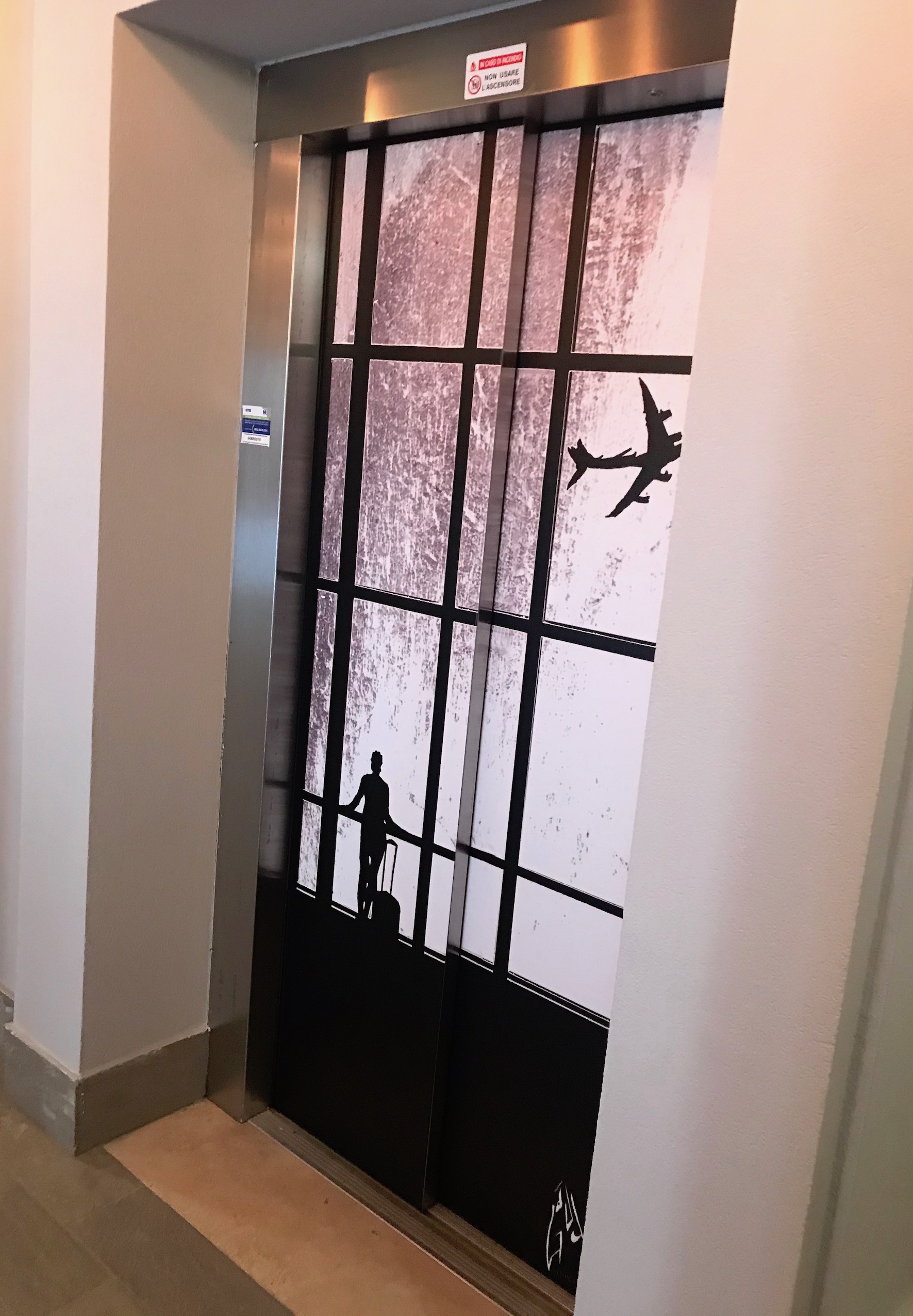 Elevator at the entrance to the residence