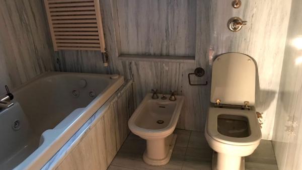 Il bagno padronale prima