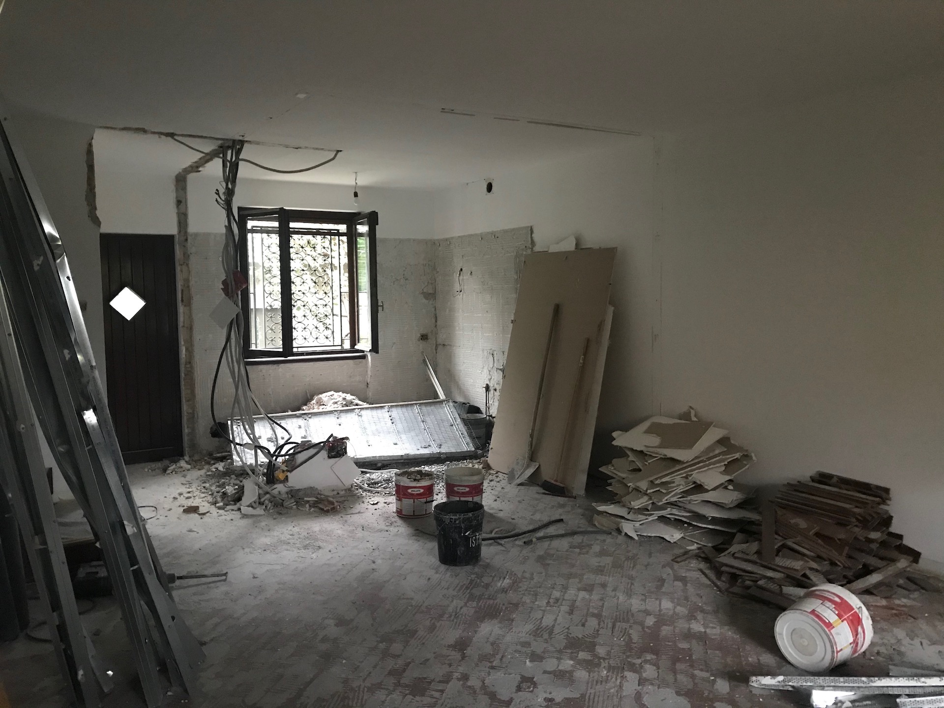 Fase di demolizione degli interni