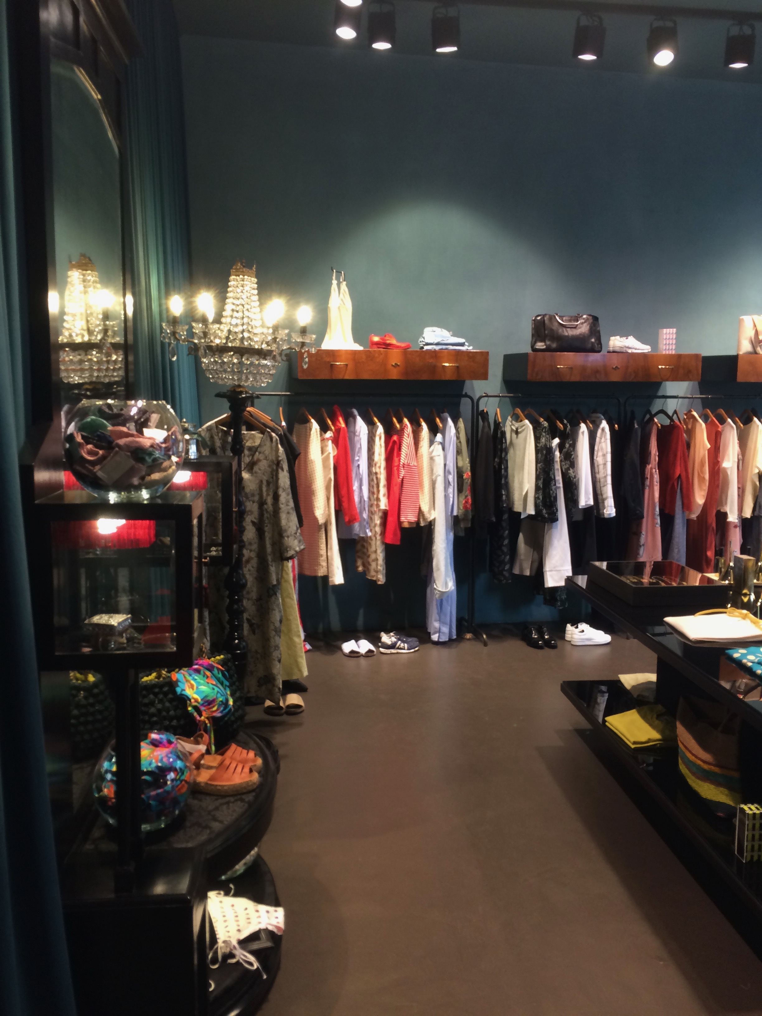 Resin floor and venetian plaster for the interior of Momonì Store