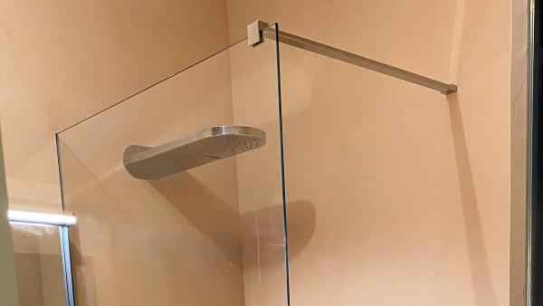 Box doccia walk in su misura con binario a scomparsa 