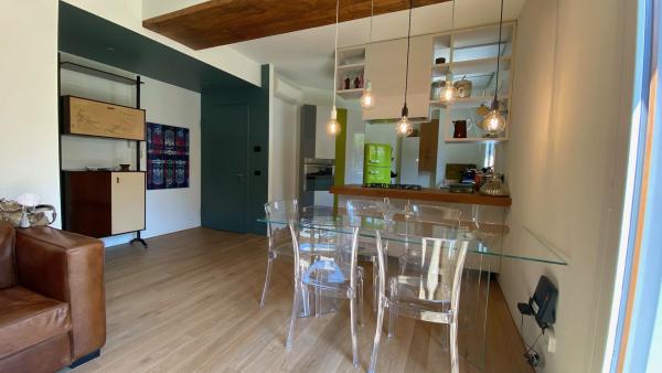 Tavolo cucina e vista ingresso