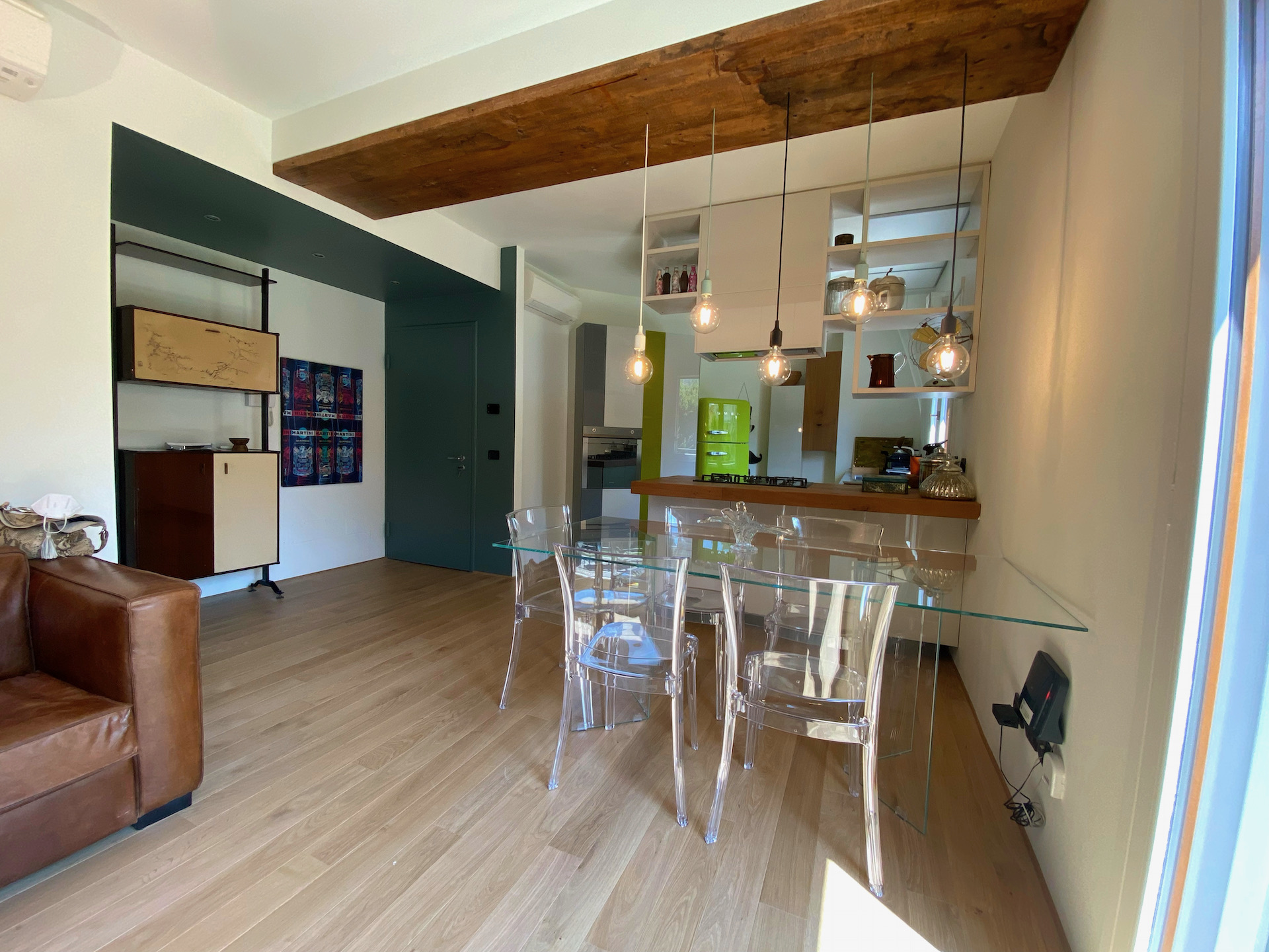 Tavolo cucina e vista ingresso