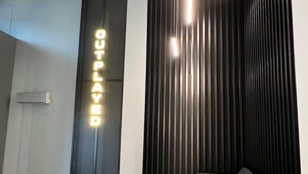 Sala attesa nel nuovo gamer space a Milano