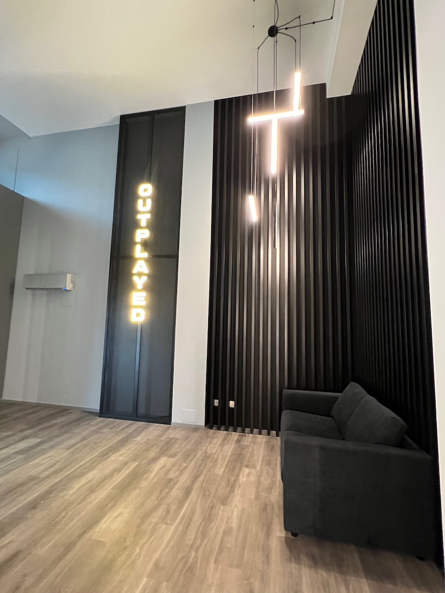 Sala attesa nel nuovo gamer space a Milano