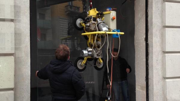 Lavori di posa della vetrina 