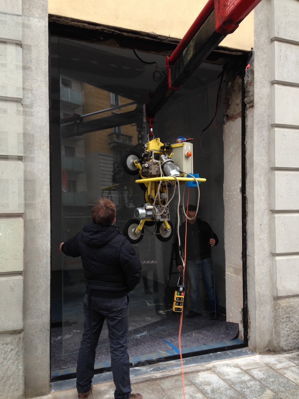 Lavori di posa della vetrina 