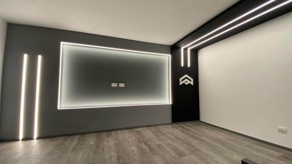 Parete per schermo con logo illuminato 