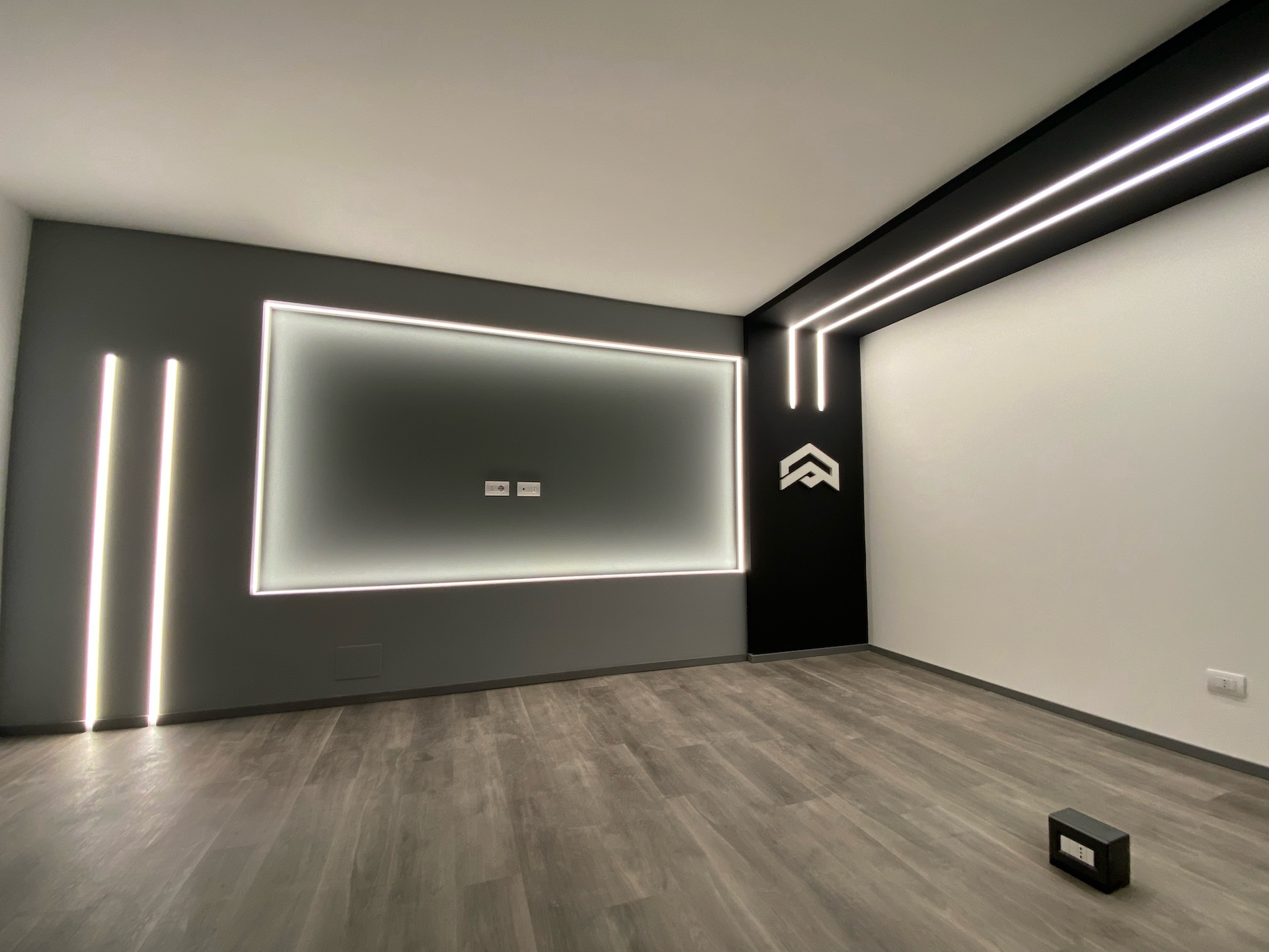 Parete per schermo con logo illuminato 