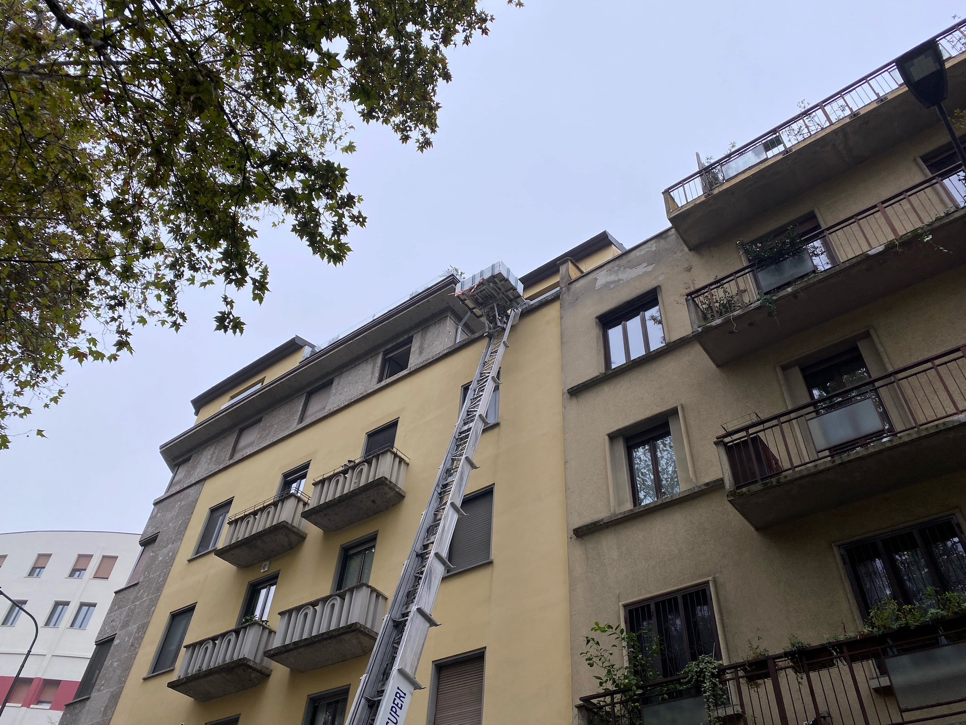 Piattaforma aerea per smaltimento rifiuti