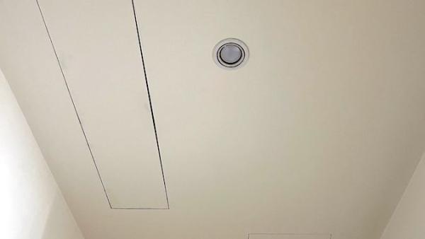 Sportello a scomparsa soffitto nel corridoio per accesso alle macchine 