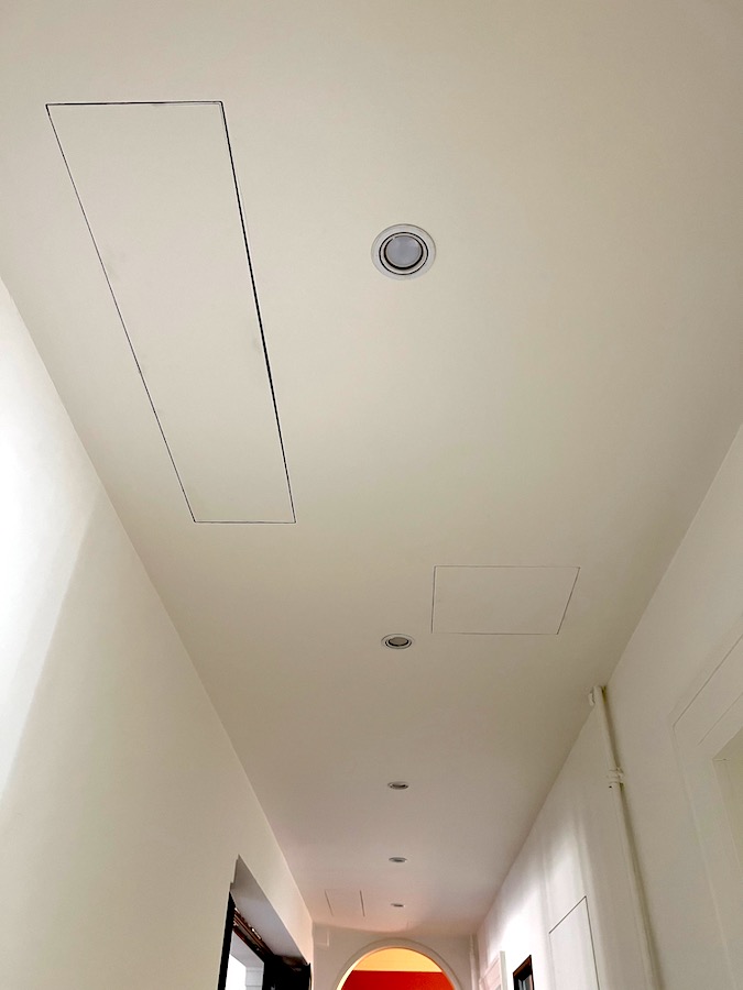 Sportello a scomparsa soffitto nel corridoio per accesso alle macchine 