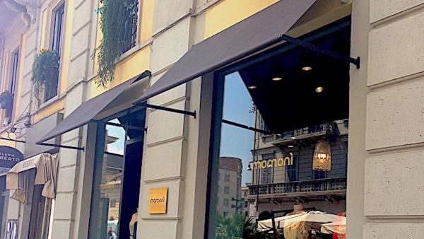 New showcases and awnings for Momonì Store