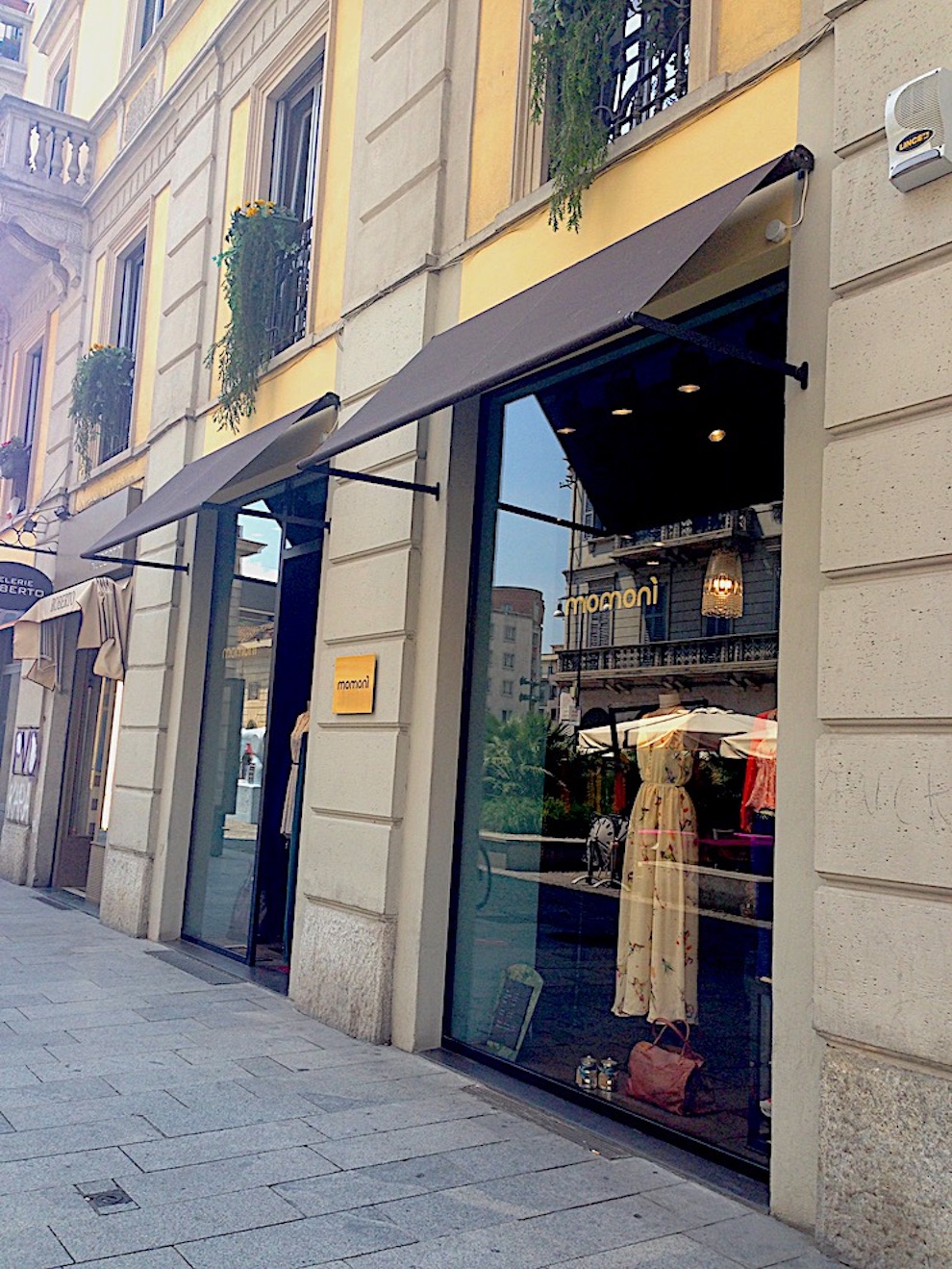 New showcases and awnings for Momonì Store