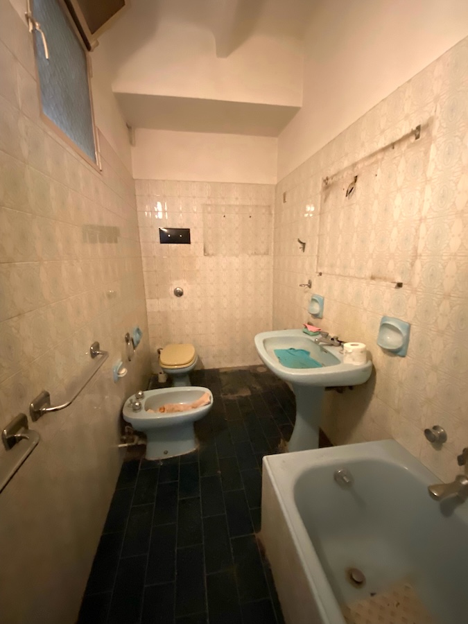 Bagno padronale prima della ristrutturazione