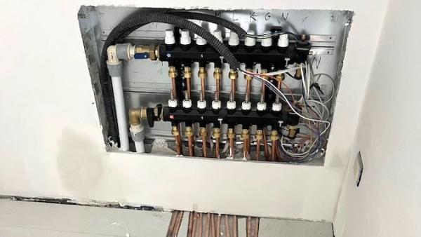 Collettore sistema di riscaldamento a pavimento in fase di realizzazione