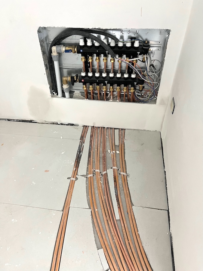 Collettore sistema di riscaldamento a pavimento in fase di realizzazione