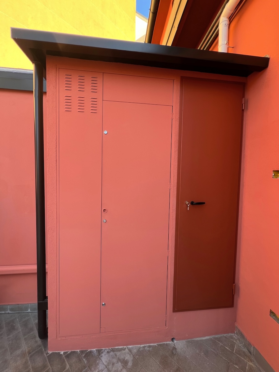 Armadio tecnico esterno per il contenimento del sistema ibrido