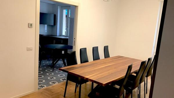 Scorcio cucina dalla sala da pranzo