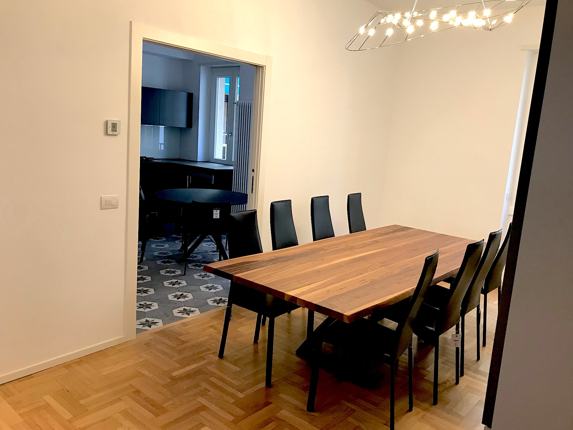 Scorcio cucina dalla sala da pranzo