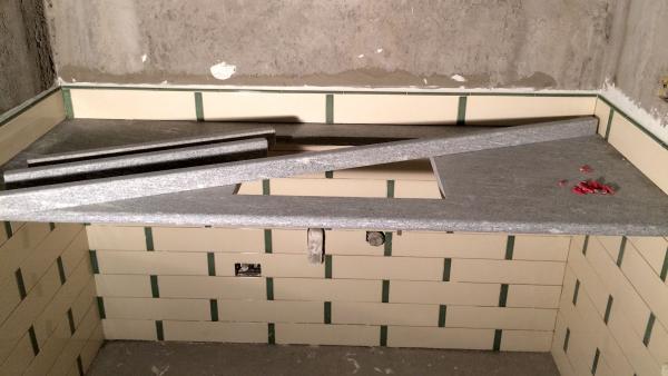 Realizzazione in opera della mensola del lavabo del bagno