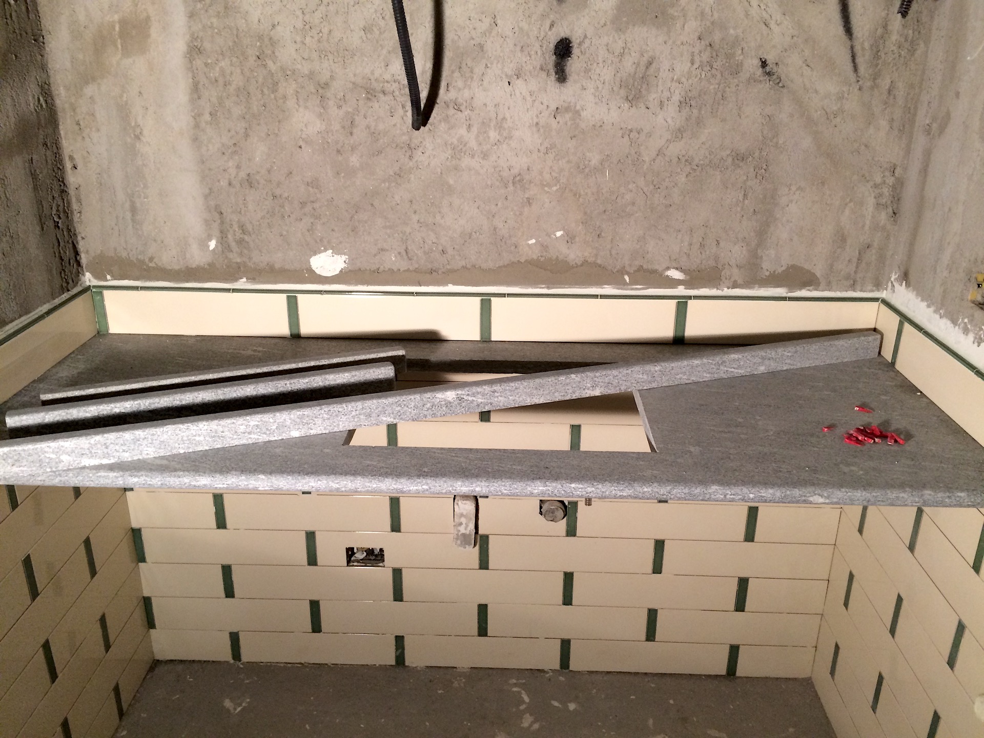 Realizzazione in opera della mensola del lavabo del bagno