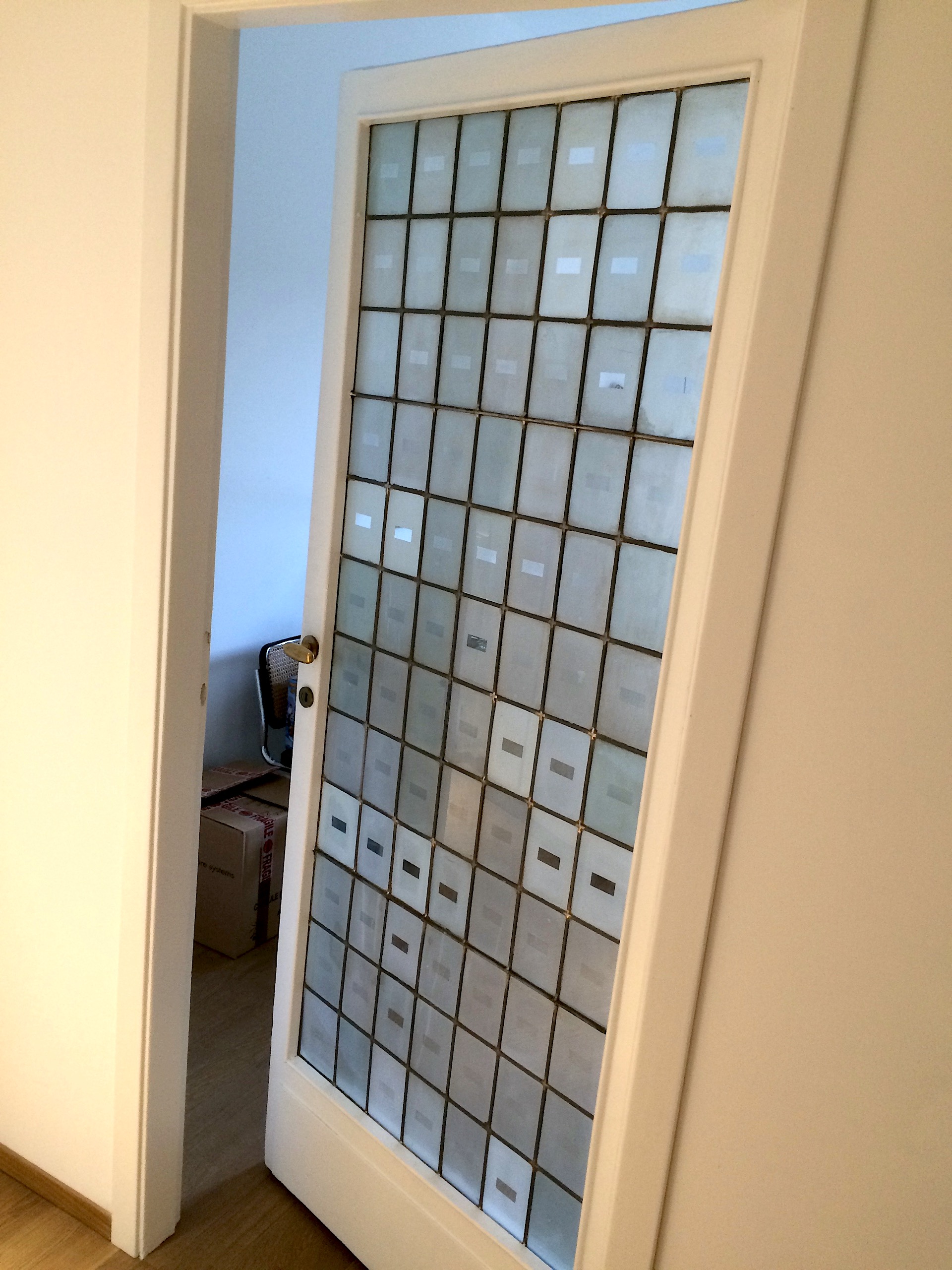 Dettaglio della porta dopo la ristrutturazione