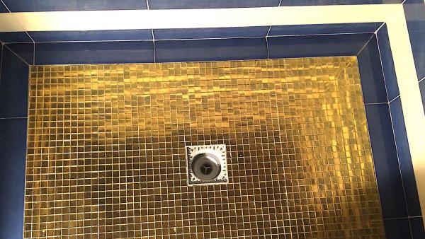 Dettaglio del piatto doccia in fase di realizzazione