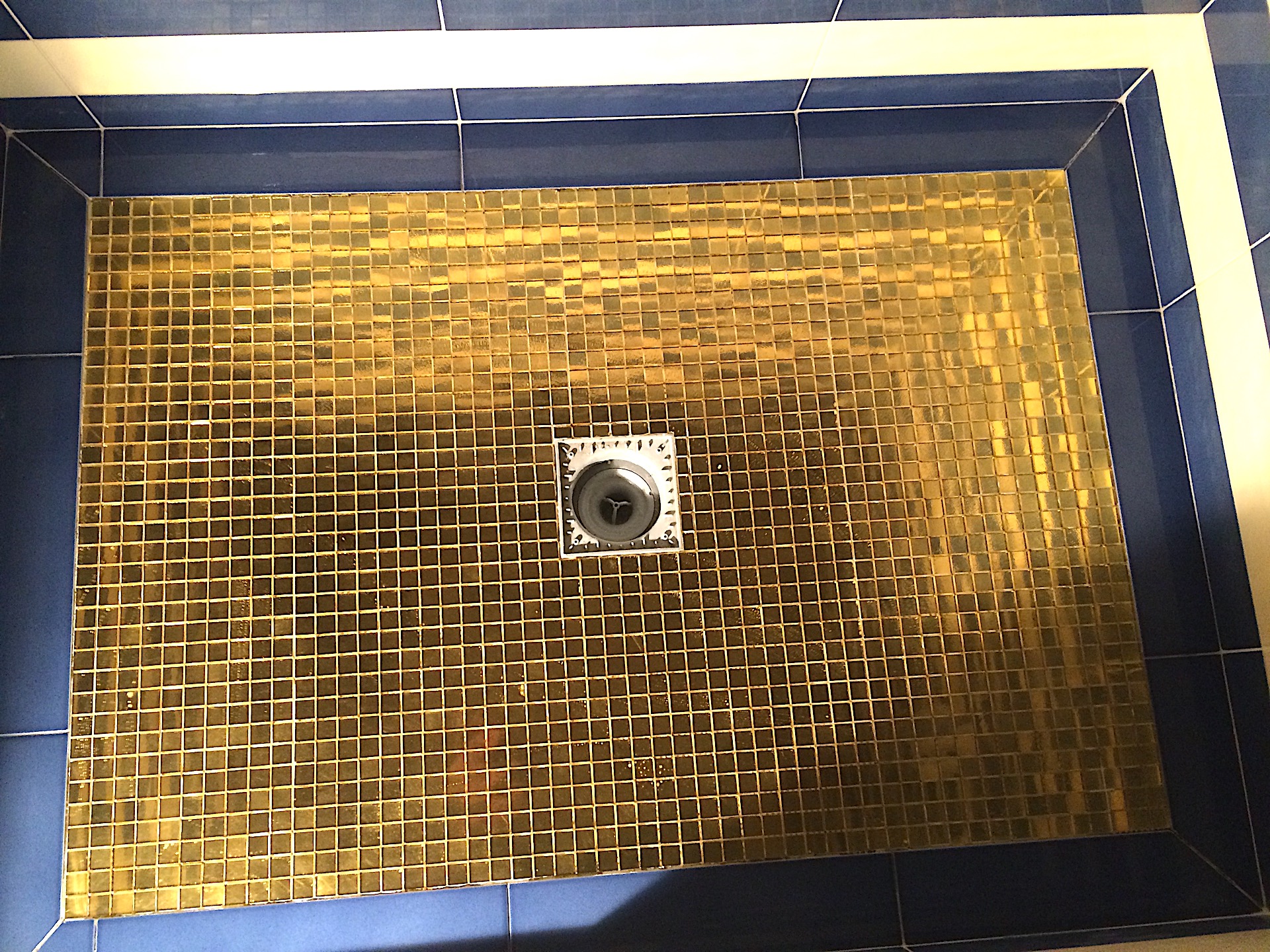 Dettaglio del piatto doccia in fase di realizzazione