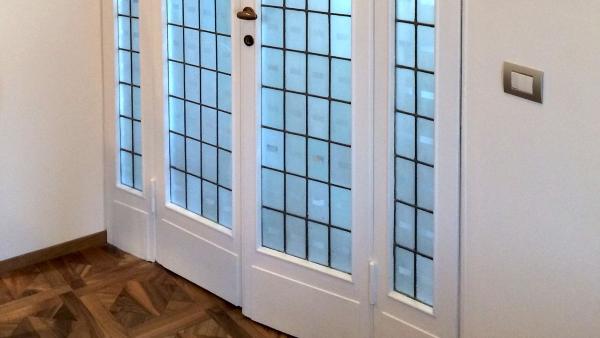 Dettaglio del grande infisso d'epoca