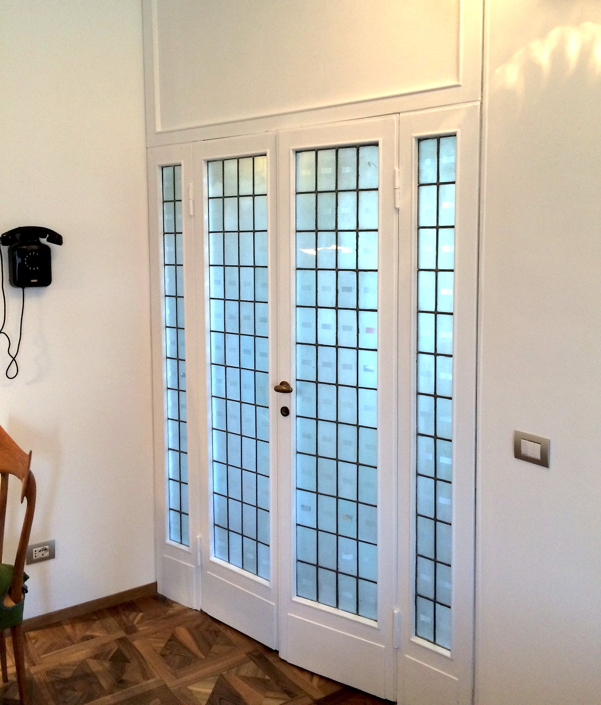 Dettaglio del grande infisso d'epoca