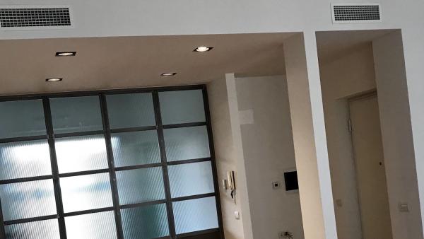 Scorcio dalla sala verso l'ingresso