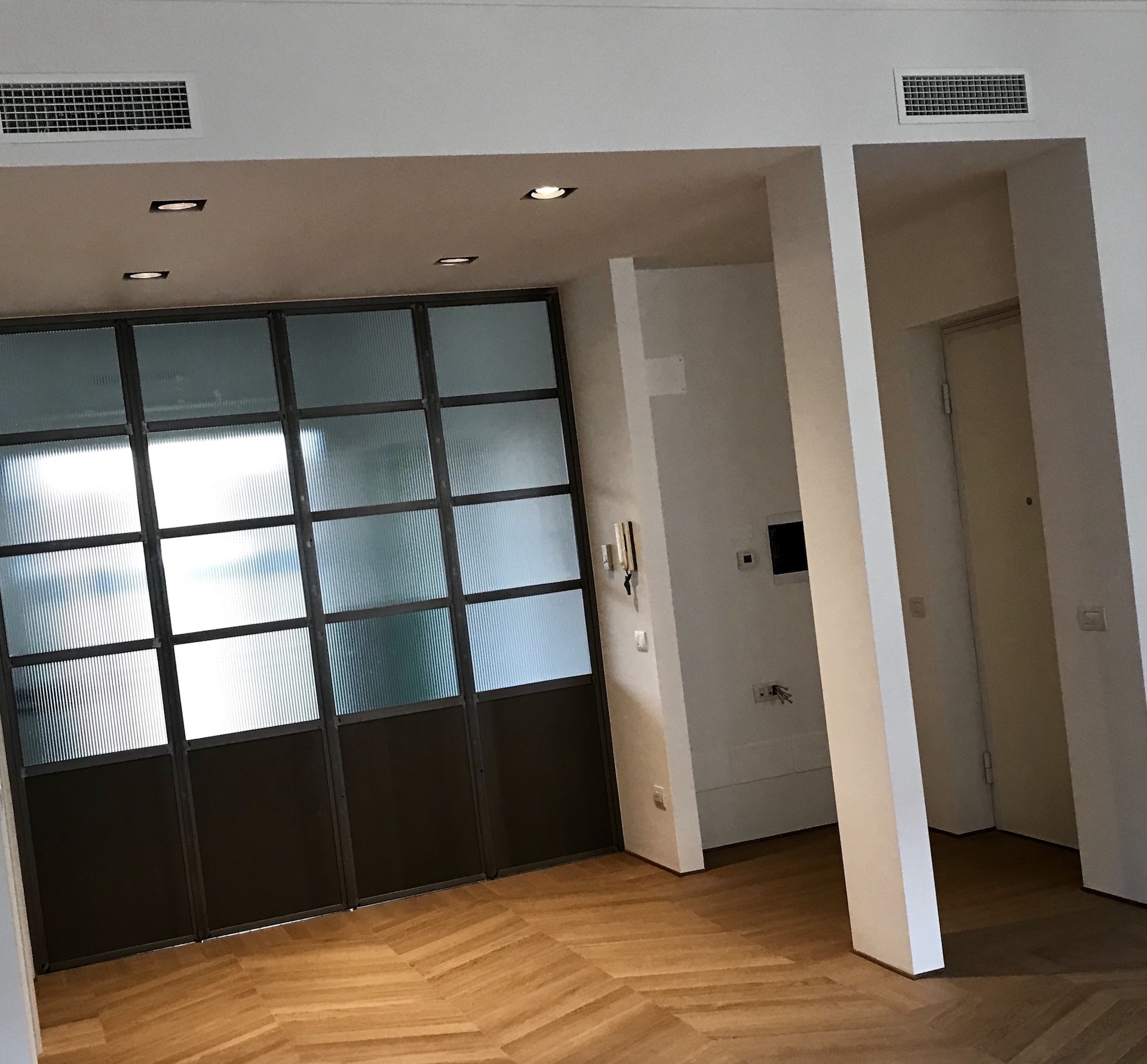 Scorcio dalla sala verso l'ingresso