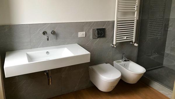 Bagno con doccia : zona sanitari