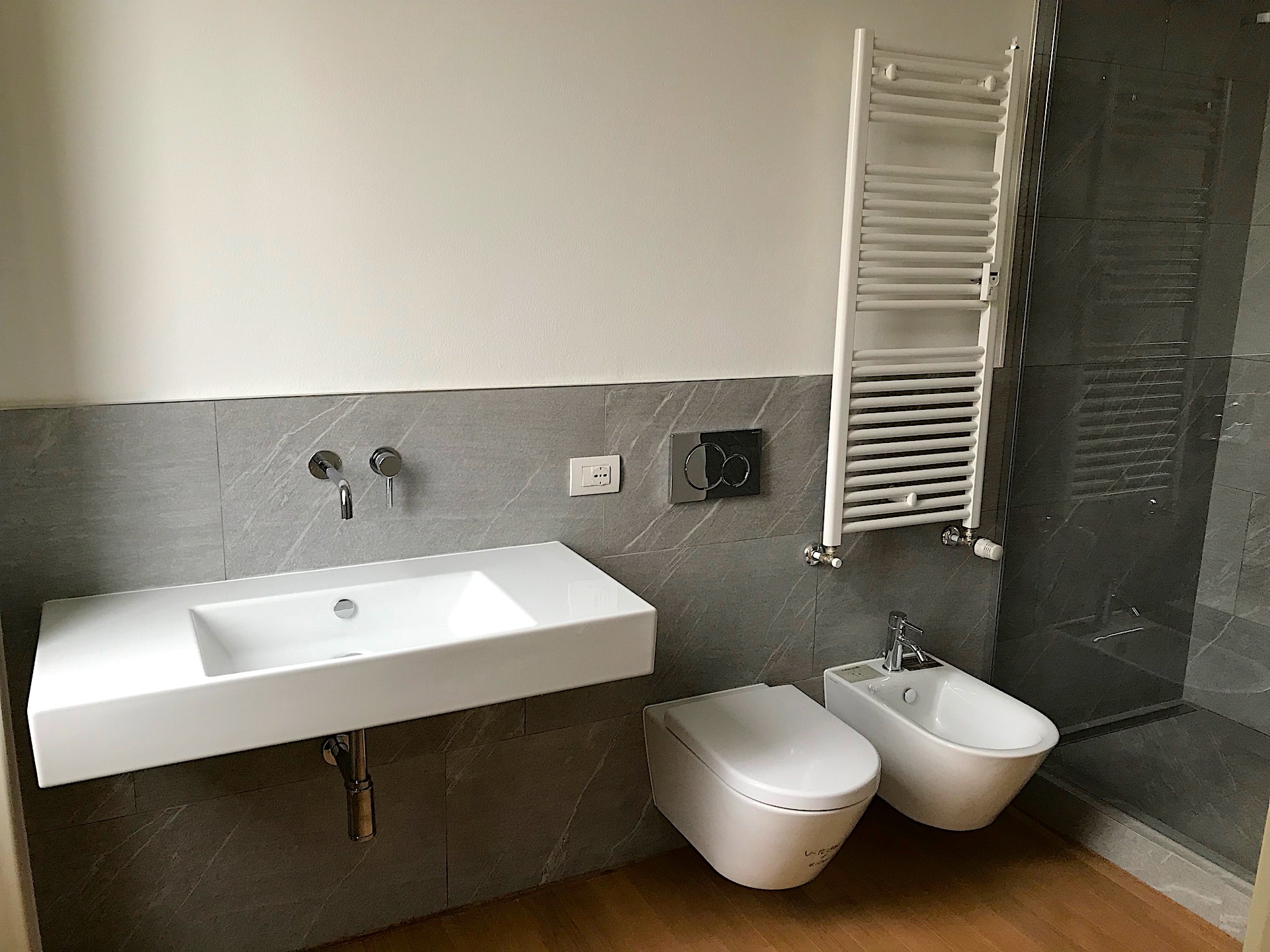 Bagno con doccia : zona sanitari