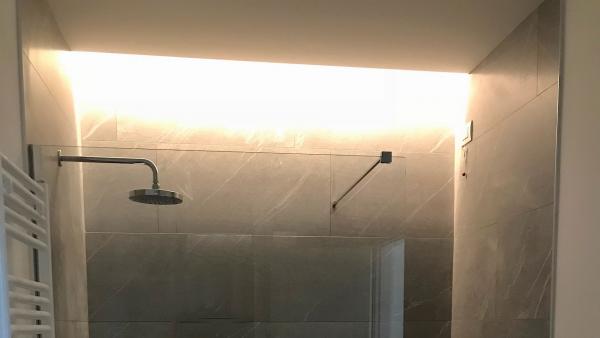 Doccia walk in filo pavimento con gola luminosa