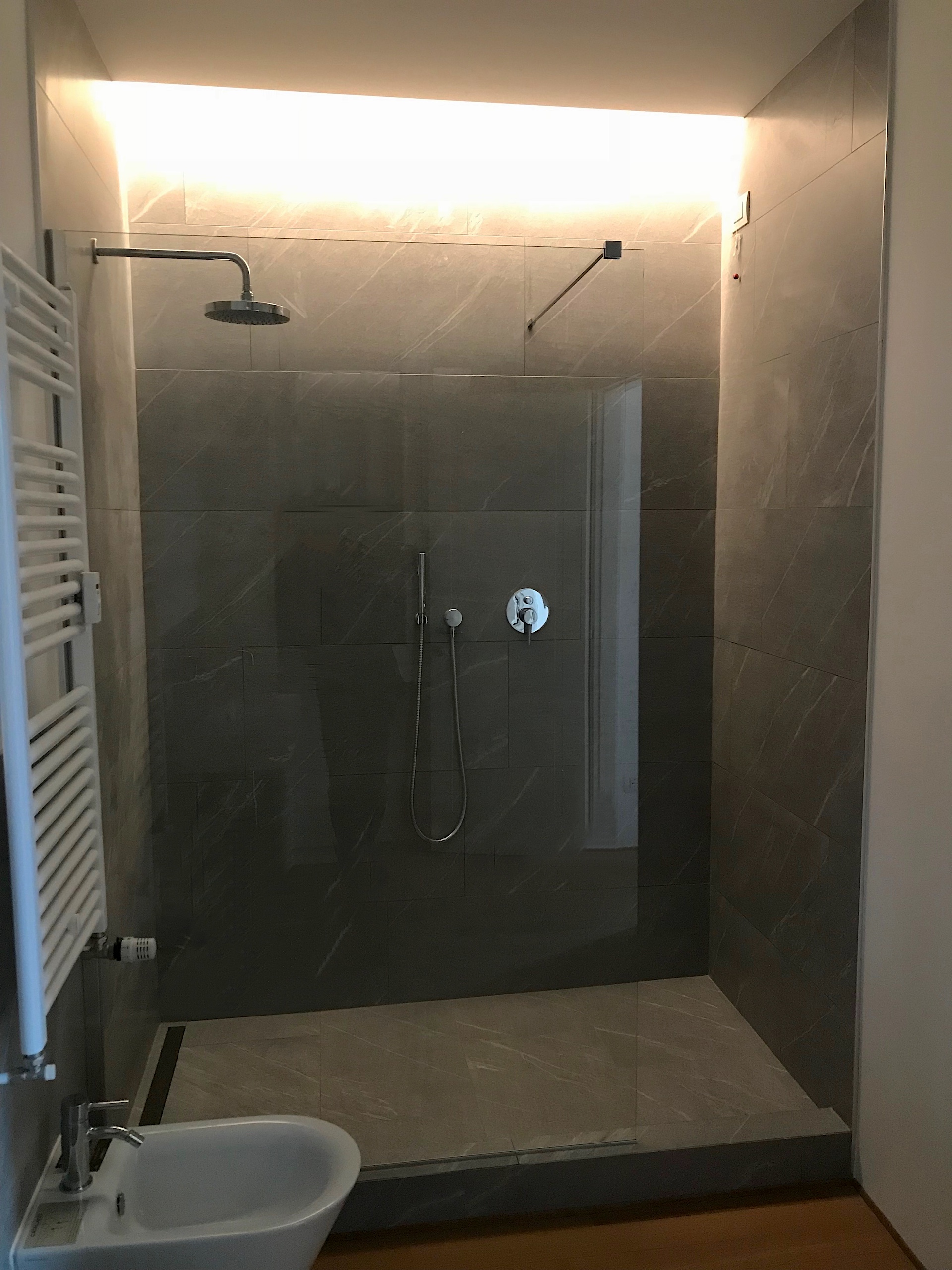 Doccia walk in filo pavimento con gola luminosa