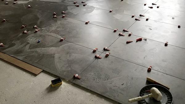 Posa dei piastrelloni