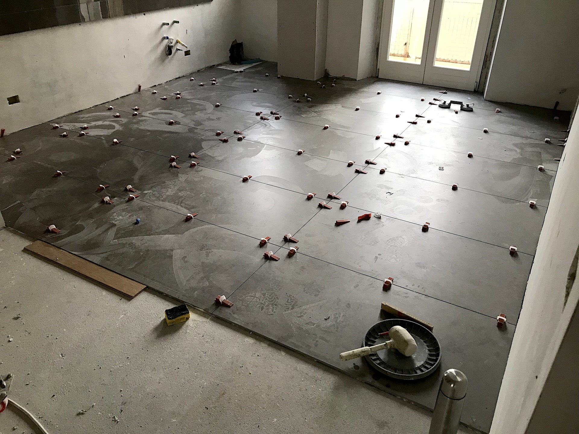 Posa dei piastrelloni