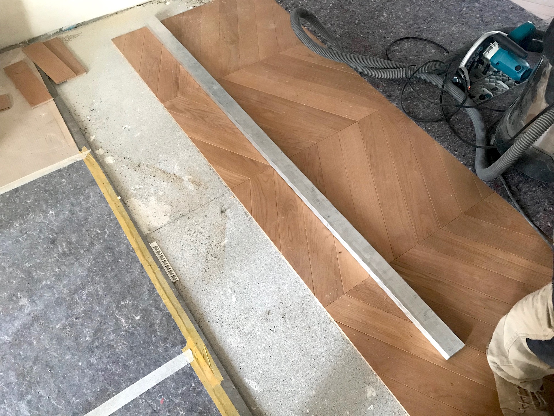 Posa complanare tra due pavimentazioni differenti 