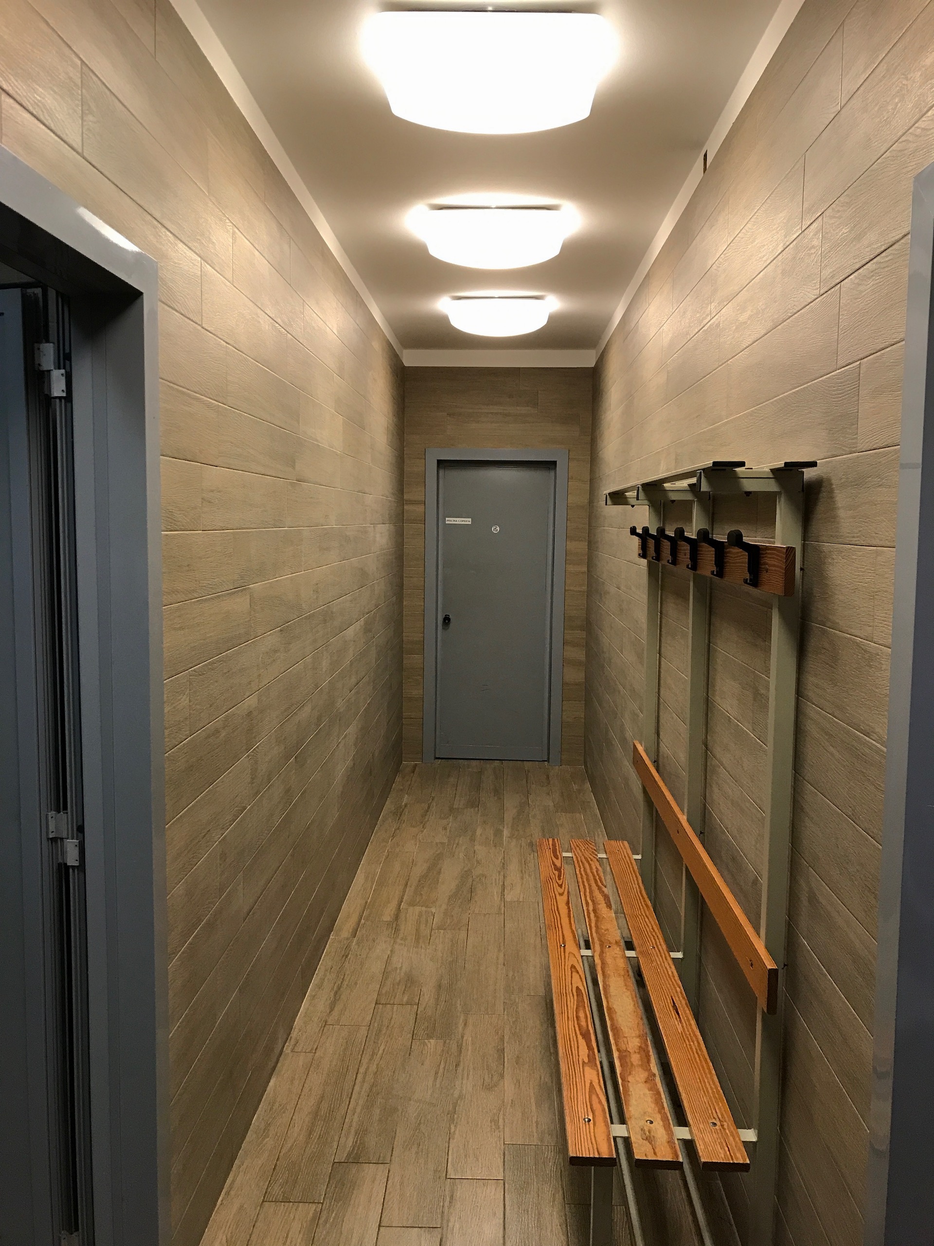 Access corridor to the locker rooms