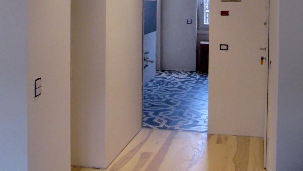 Corridoio con scorcio della cucina